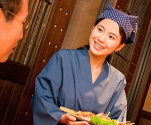 飲食店でお客の対応をする店員