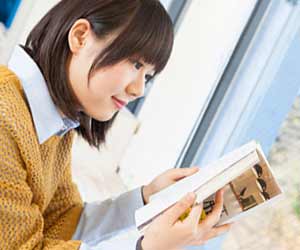 本を読む女子学生