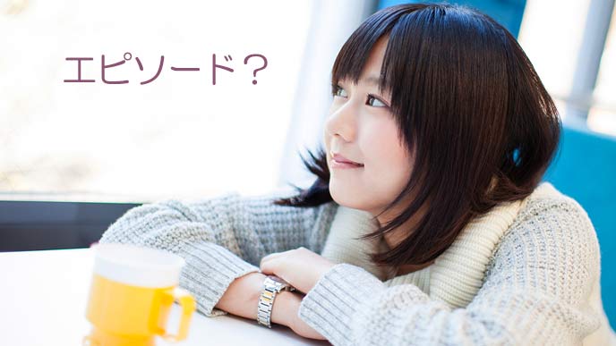 一人で窓の外を眺める女子学生