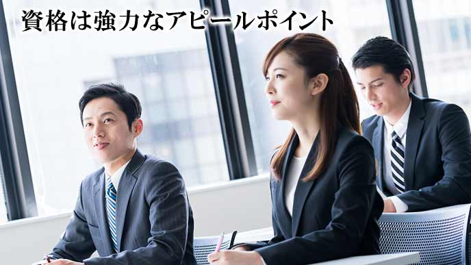 資格の講習を聞く男女