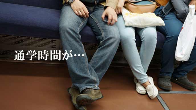 電車の座席にすわる人々
