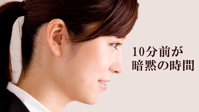 面接に臨む女子学生