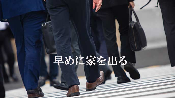 横断歩道を渡る勤め人