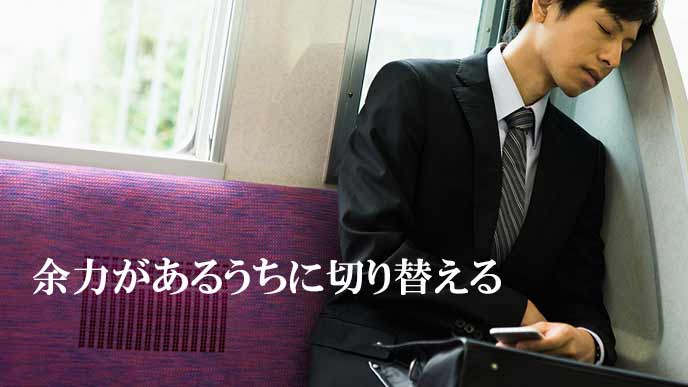 電車の座席で眠る就活学生