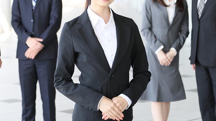 白いブラウスを着た就活女性