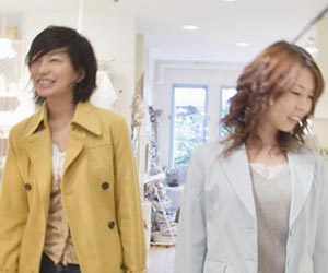 年上の女性と一緒に買い物する学生