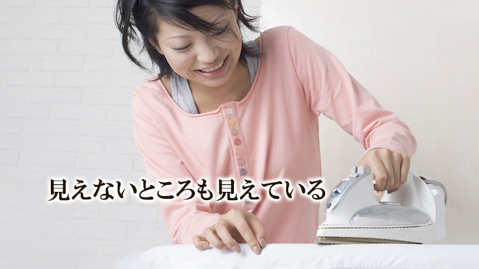 アイロンをかける女性