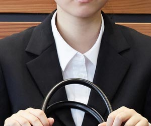 ボタンを首元まで閉めた女性