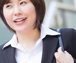 リクルートスーツの女性