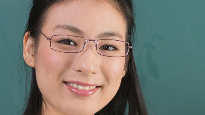 細いフレームの眼鏡をかけた女性