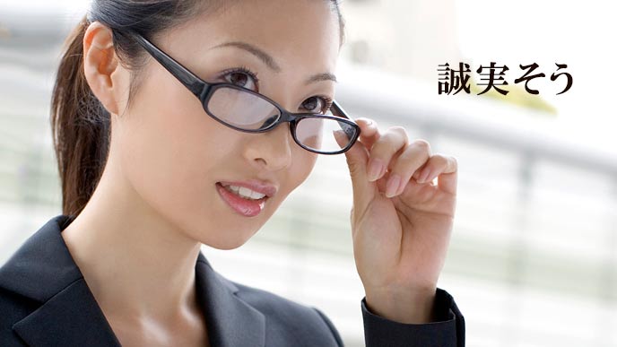 眼鏡をかけたスーツ姿の女性