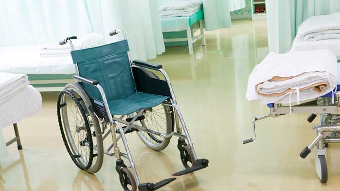 病室内に置かれた車椅子