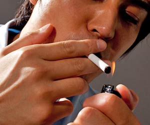 タバコに火をつける男性