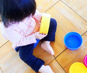 チャイルドコーナーで遊ぶ幼児