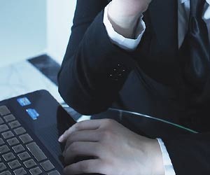 残業する社員