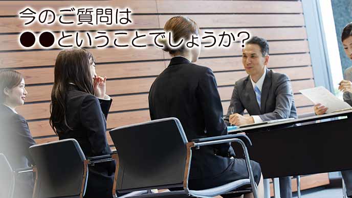 面接官に質問する就活学生