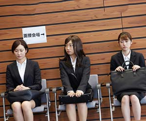 面接待ちで待機する就活学生
