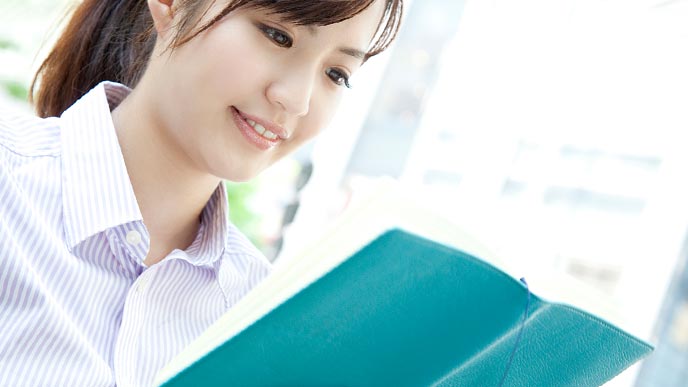 読書するOL