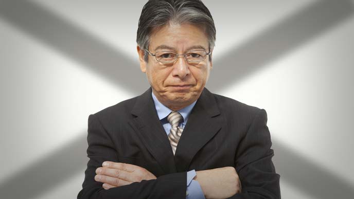 ダメ出ししている雰囲気のスーツ姿の年配の男性