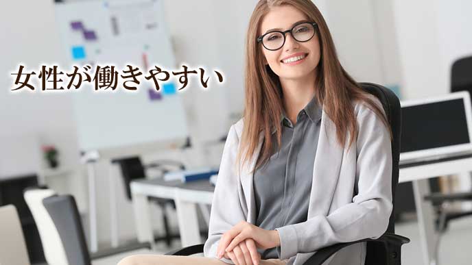 会社のデスクでくつろぐ女性社員