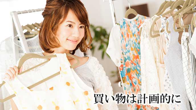 店で服を選ぶ女性