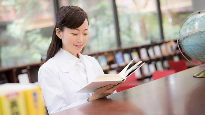 情報収集する大学院生
