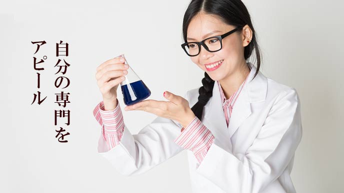 理系の学生がフラスコで実験