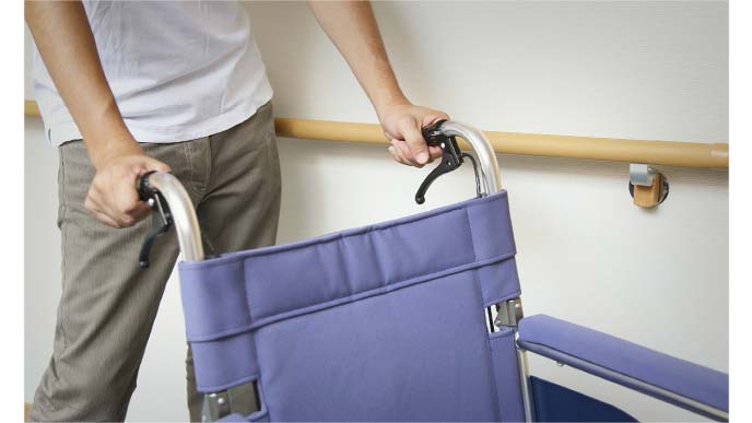 車いすを押す人