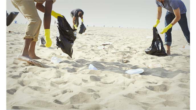 海岸のゴミを拾うボランティアスタッフ