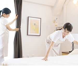 部屋を片付けるホテル業務員