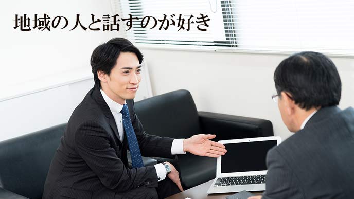 経営者と折衝する銀行員