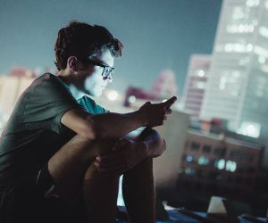 スマホを操作する男の人