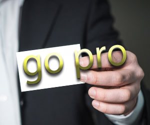 名刺を持った男の人の手