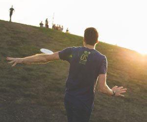 フリスビーを投げる男の人
