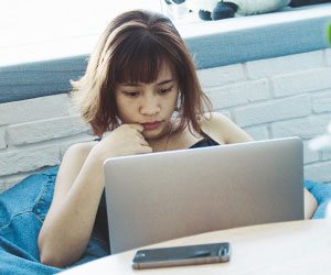 自宅で仕事をする女の人