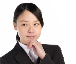 考える女の人