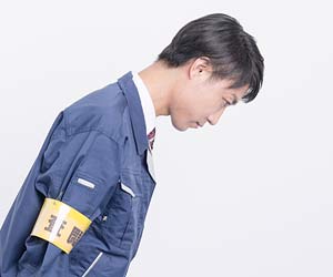 謝罪する作業服を着たインターン
