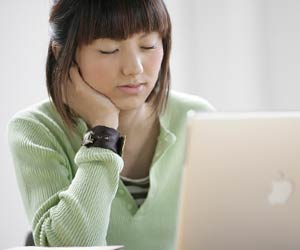 自宅のPCで調べる学生