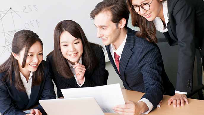 打ち合わせをする外国人と日本人職員