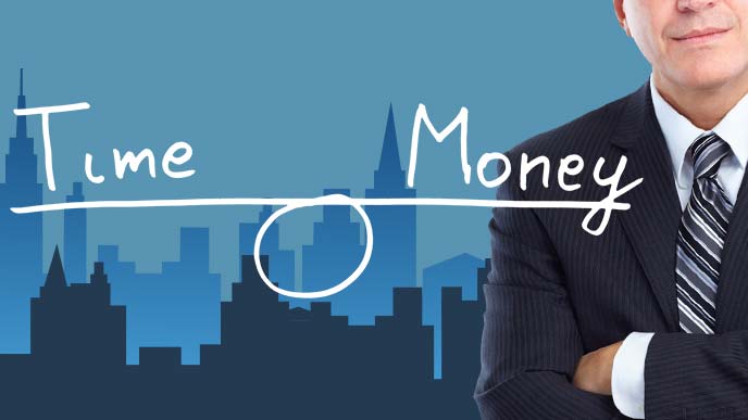 腕を組む男性とTIME&MONEYのバランススケール