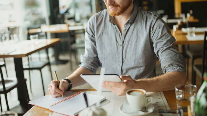 カフェで仕事をする男性