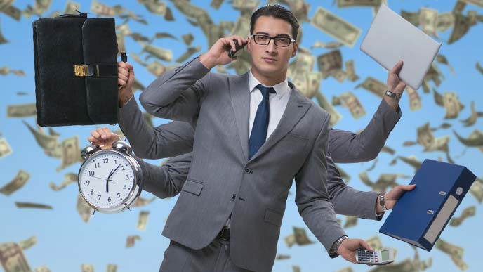 効率良く仕事をこなす男性のイメージ