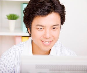 パソコンで仕事をする男の人