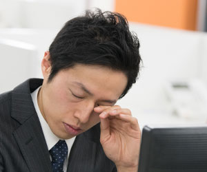 職場で眠い男性社員