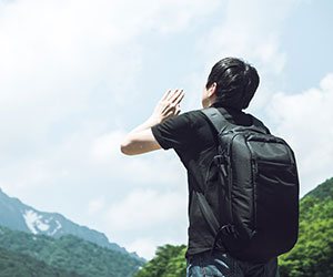 青空に叫ぶ男性