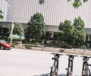 会社のビルの前に止めた自転車