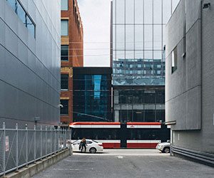 遠くから見たバス