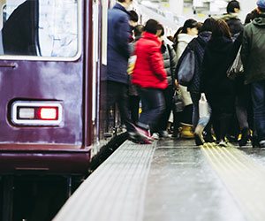 電車から降りる人たち