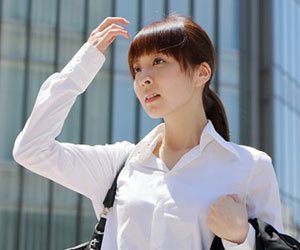 涼しい服を着る女性社員