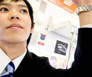 電車に乗る男性社員